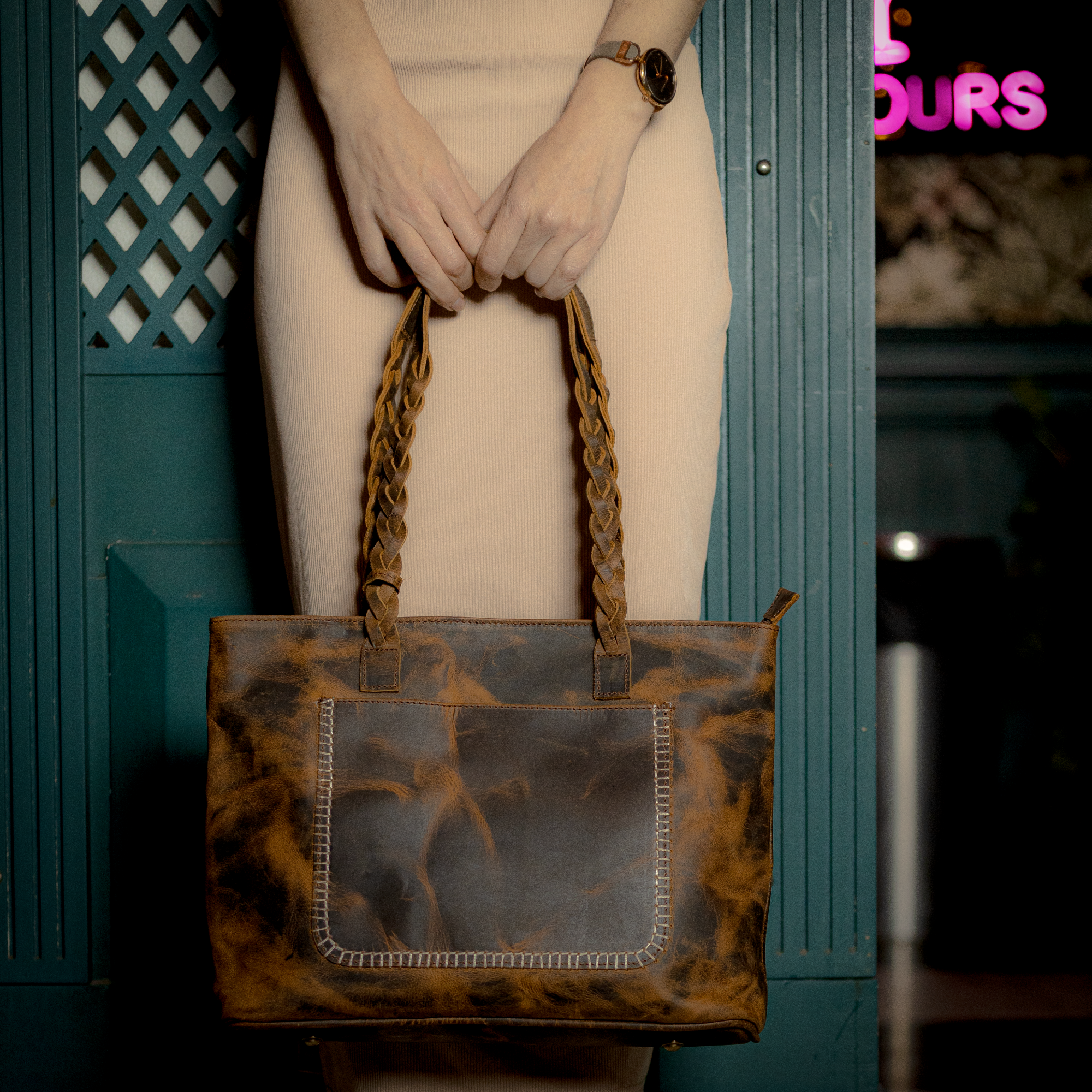 Elegant Brown Leather Tote: A Timeless Statement of Luxury - Image 1